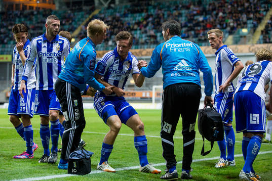 IFK Göteborgs Gustav Svensson hjälps upp