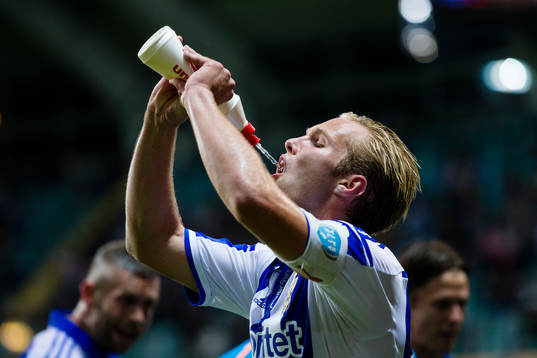 IFK Göteborgs Gustav Engvall dricker vatten