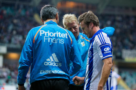 IFK Göteborgs Gustav Svensson får sin axel kollad