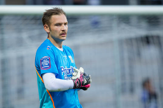 IFK Göteborgs målvakt John Alvbåge värmer upp innan