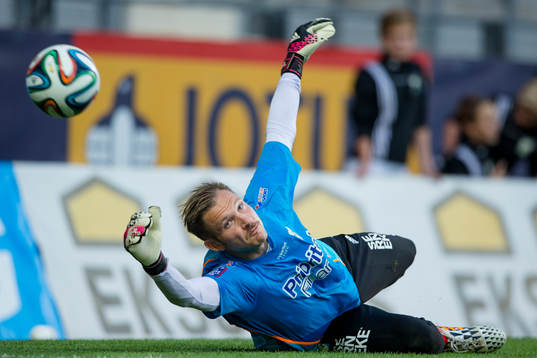 IFK Göteborgs målvakt John Alvbåge värmer upp innan