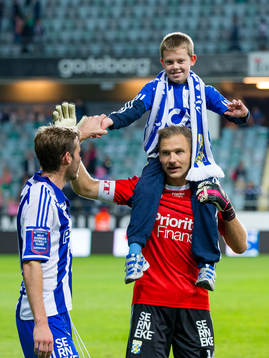 IFK Göteborgs Emil Salomonsson gör high five med en