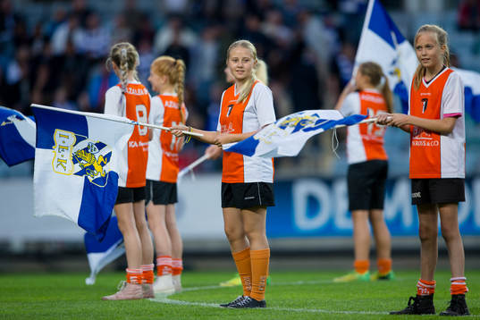 Tjejer från fotbollsklubben Azalea med flaggor innan