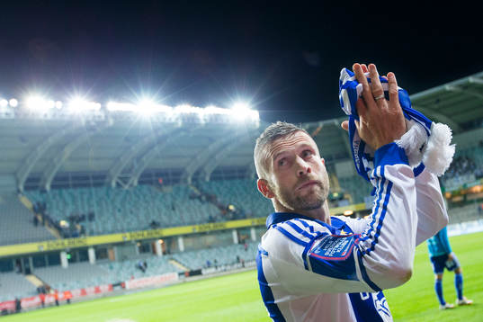IFK Göteborgs Kjetil Waehler hyllas av klacksektionen