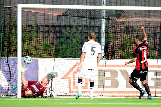 Häckens målvakt Christoffer Källqvist släpper in 1-1