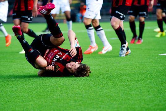 Brommapojkarnas Jesper Karlström får ont i en duell