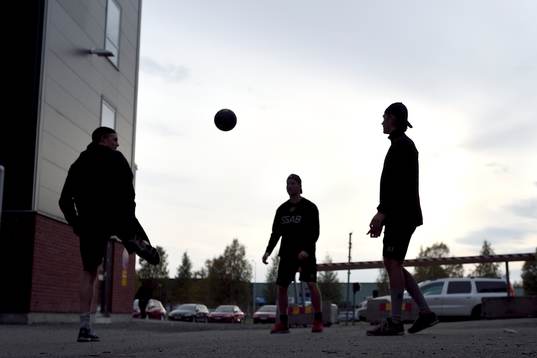 Uppvärmning med fotboll innan ishockeymatchen i SHL mellan