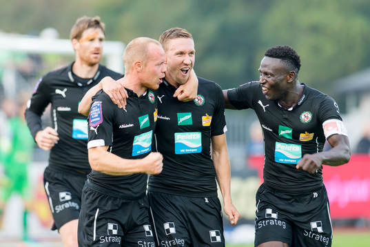 Örebros Patrik Haginge (v) har gjort 0-2 och jublar