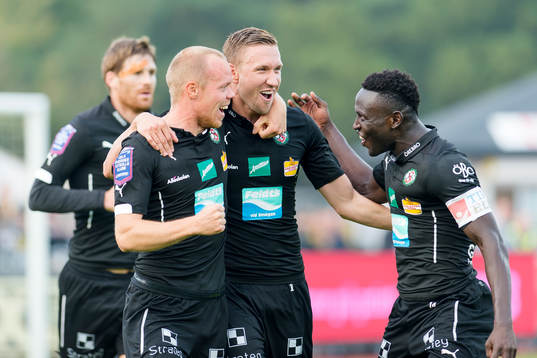 Örebros Patrik Haginge (v) har gjort 0-2 och jublar