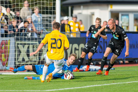 Örebros målvakt Oscar Jansson räddar