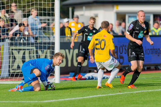 Örebros målvakt Oscar Jansson räddar