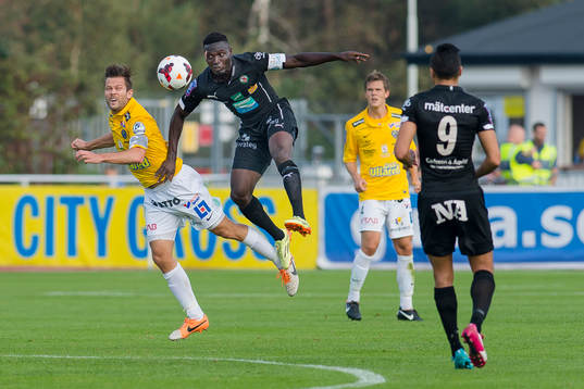 Falkenbergs David Svensson och Örebros Alhassan Kamara