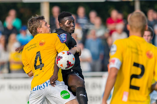 Falkenbergs Daniel Johansson och Örebros Alhassan Kamara