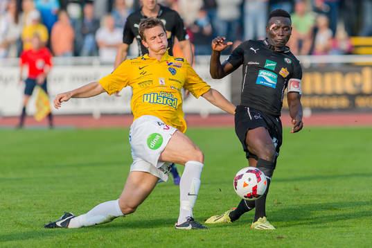 Falkenbergs Daniel Johansson och Örebros Alhassan Kamara