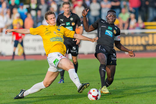 Falkenbergs Daniel Johansson och Örebros Alhassan Kamara