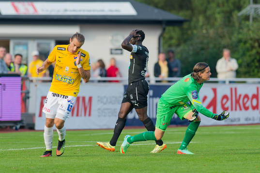 Falkenbergs målvakt Otto Martler räddar friläge från