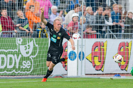 Örebros Patrik Haginge gör 0-2 och jublar