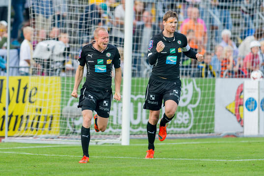 Örebros Patrik Haginge (v)  gör 0-2 och jublar
