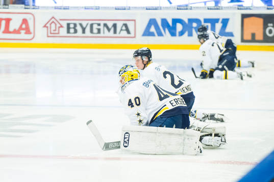 s målvakt Erik Ersberg och Anton Bengtsson värmer upp