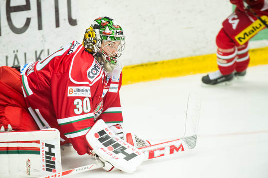 Modos målvakt Linus Ullmark värmer upp