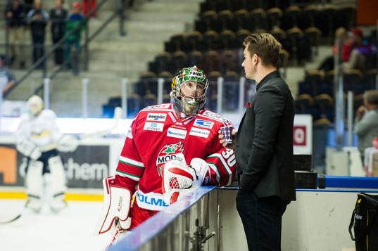 Modos målvakt Linus Ullmark pratar med målvaktstränare