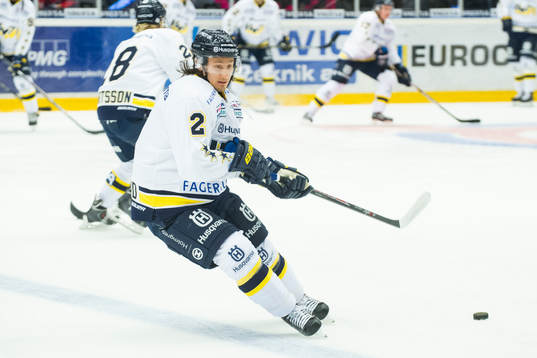 s Kristofer Berglund värmer upp
