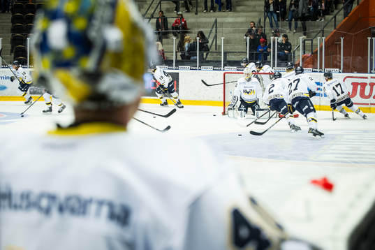 s målvakt Gustaf Wesslau värmer upp  medan målvakt Erik