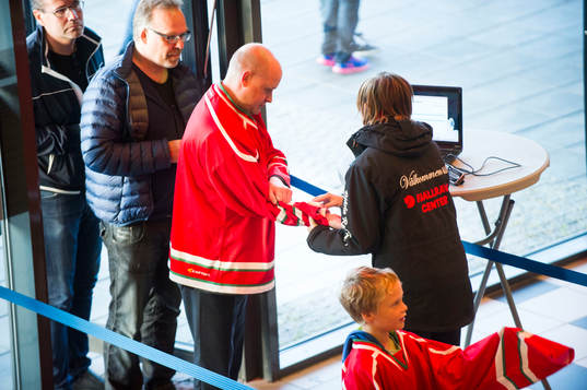 publiken går in med dom nya tröjbiljetterna