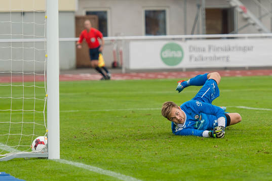 Örebros målvakt Oscar Jansson ser bollen gå in till 1-2