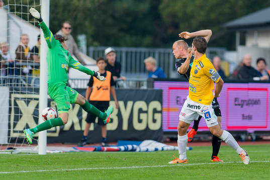 Örebros Patrik Haginge nickar in 0-2