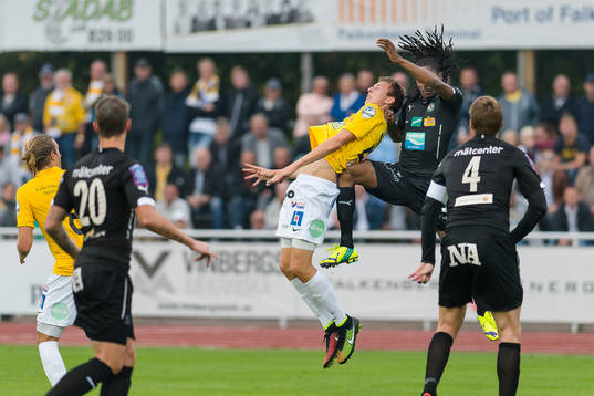Falkenbergs Gustaf Nilsson och Örebros Ayanda Nkili