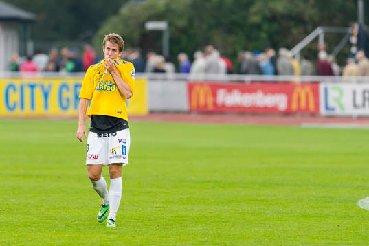 Falkenbergs Adam Eriksson deppar fotbollsmatchen i