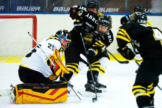 s Lisa Hedengren framför Brynäs målvakt Sara Grahn