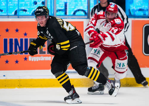 s Dennis Nordström hakas upp av Timrås Andreas Molinder