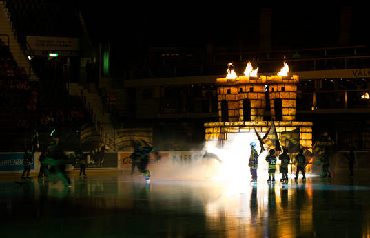 s spelare gör entré innan ishockeymatchen i