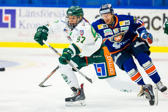 Färjestads Oliver Kylington jagas av Tomi Kallio