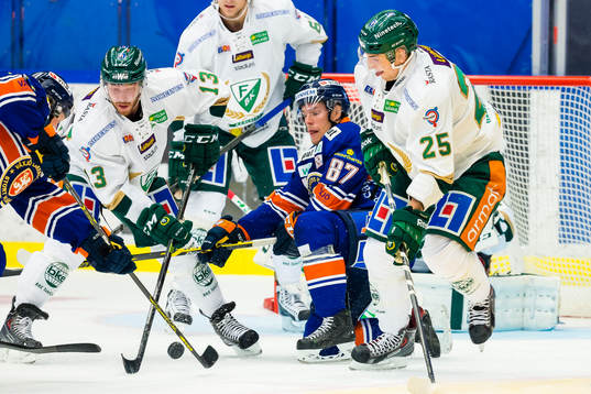 Färjestads Martin Røymark och Anton Hedman kämpar om