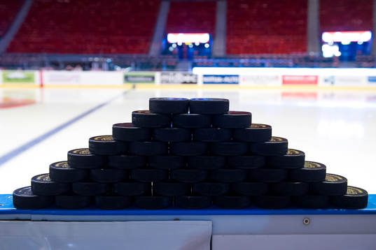 Puckar upplagda innan ishockeymatchen i SHL mellan