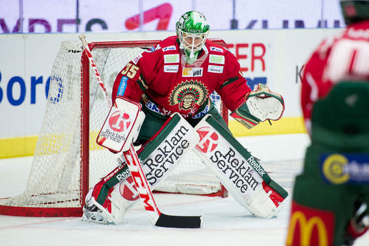 Frölundas målvakt Linus Fernström värmer upp