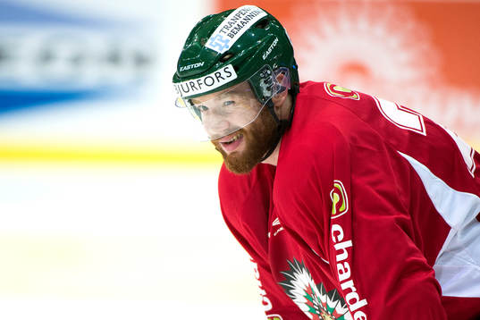 Frölundas Robin Figren värmer upp