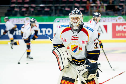 Frölundas målvakt Mikael Tellqvist värmer upp