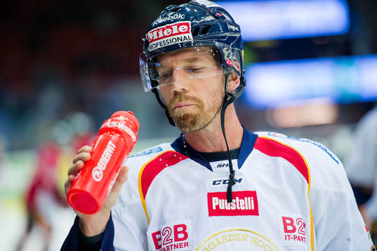 Djurgårdens Mikael Samuelsson värmer upp