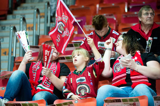 Frölundasupportrar innan ishockeymatchen i SHL mellan