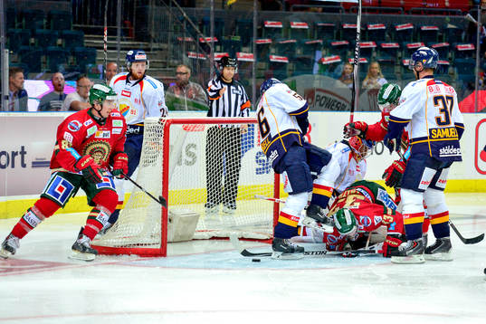 Frölundas Elias Fälth gör 2-0under ishockeymatchen i SHL
