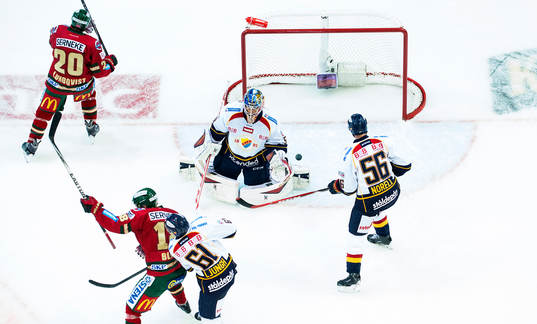Frölundas Joel Lundqvist och Anton Blidh jublar medan