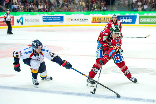 Djurgårdens Mattias Guter försöker ta pucken från