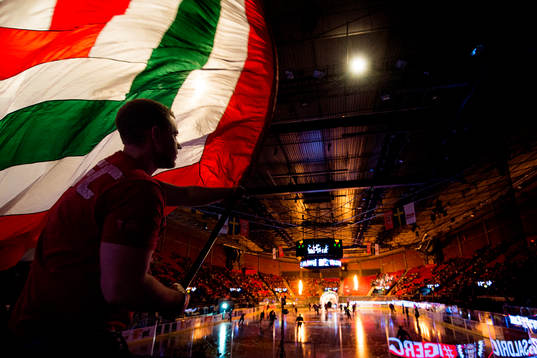 Frölundasupporter med flagga innan ishockeymatchen i SHL