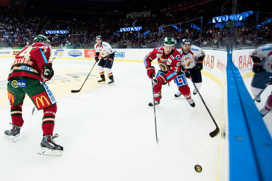 Frölundas Nicklas Lasu framför Djurgårdens Michael