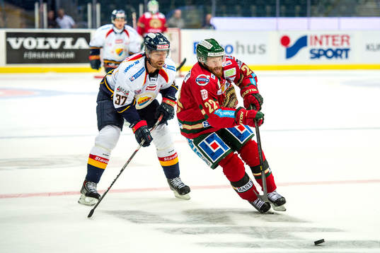 Frölundas Robin Figren framför Djurgårdens Mikael