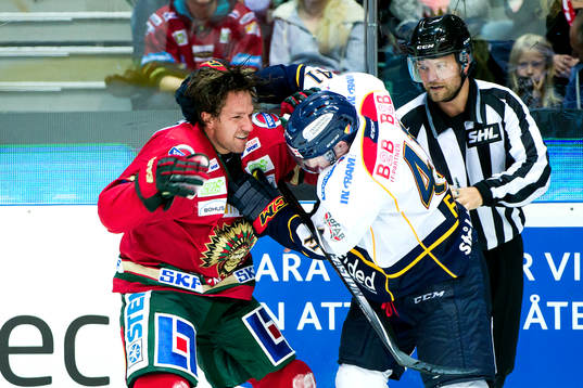 Frölundas Joel Lundqvist i slagsmål med Djurgårdens